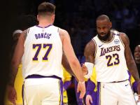 开云体育入口-詹姆斯带领湖人队战胜篮网队