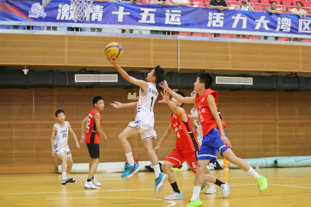 关于球员们斗志昂扬,全情投入篮球比赛,尽展风采的信息 关于球员们斗志昂扬,全情投入篮球比赛,尽展风采的信息