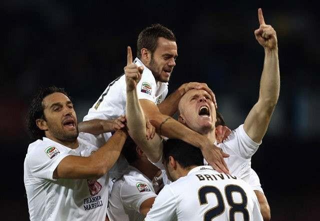 包含冰岛客场击败意大利升至小组第二的词条