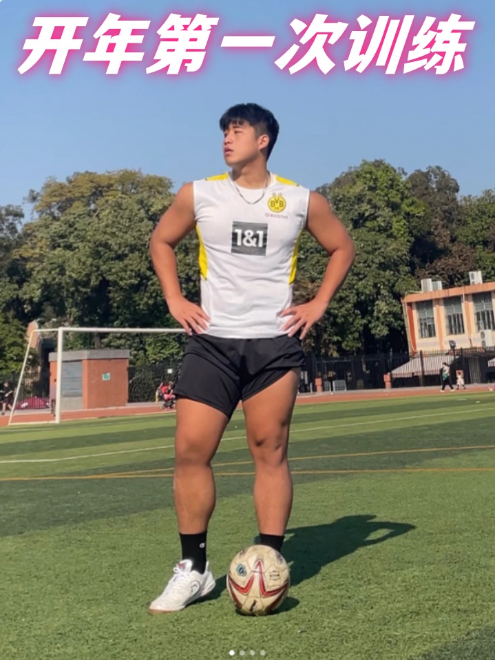 雷恩球员训练场上互相鼓励,为比赛做好准备的简单介绍 雷恩球员训练场上互相鼓励,为比赛做好准备的简单介绍