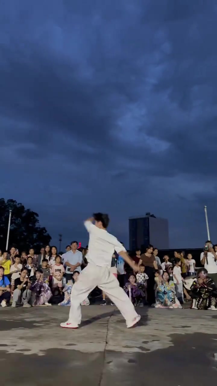 队员技艺纷呈，观众纷纷欢呼喝彩！的简单介绍