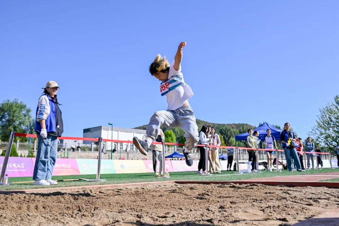 队员技艺纷呈，观众纷纷欢呼喝彩！的简单介绍