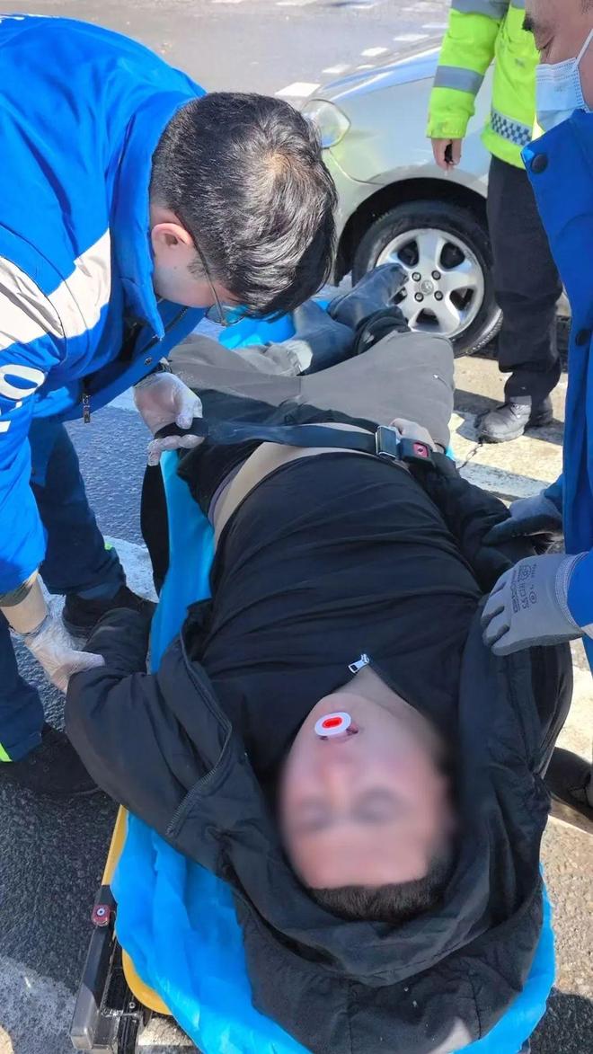 医疗小组团队接手球员伤情，紧急手术救援成功的简单介绍