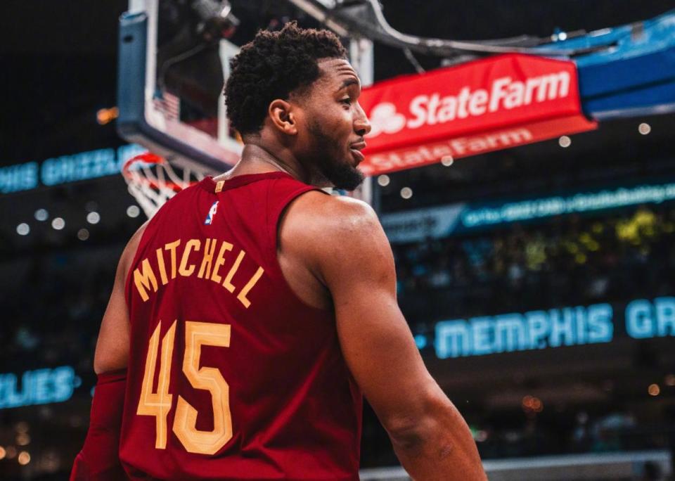 太阳险胜马刺,米切尔扛起全队 太阳险胜马刺,米切尔扛起全队