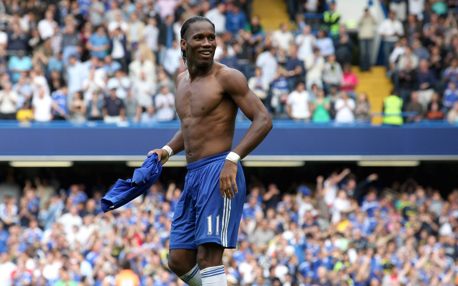 奥运周期关键战之夜,维尼修斯防守端锁死对手,巴西新王的全能进化