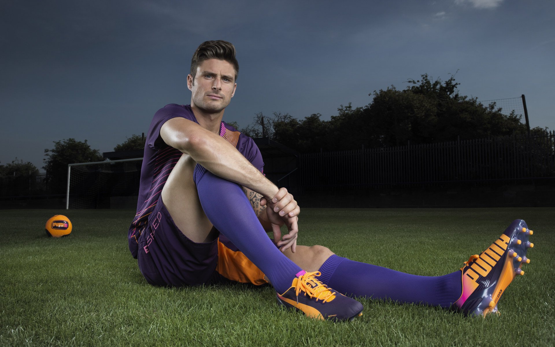 奥运周期关键战之夜,维尼修斯防守端锁死对手,巴西新王的全能进化